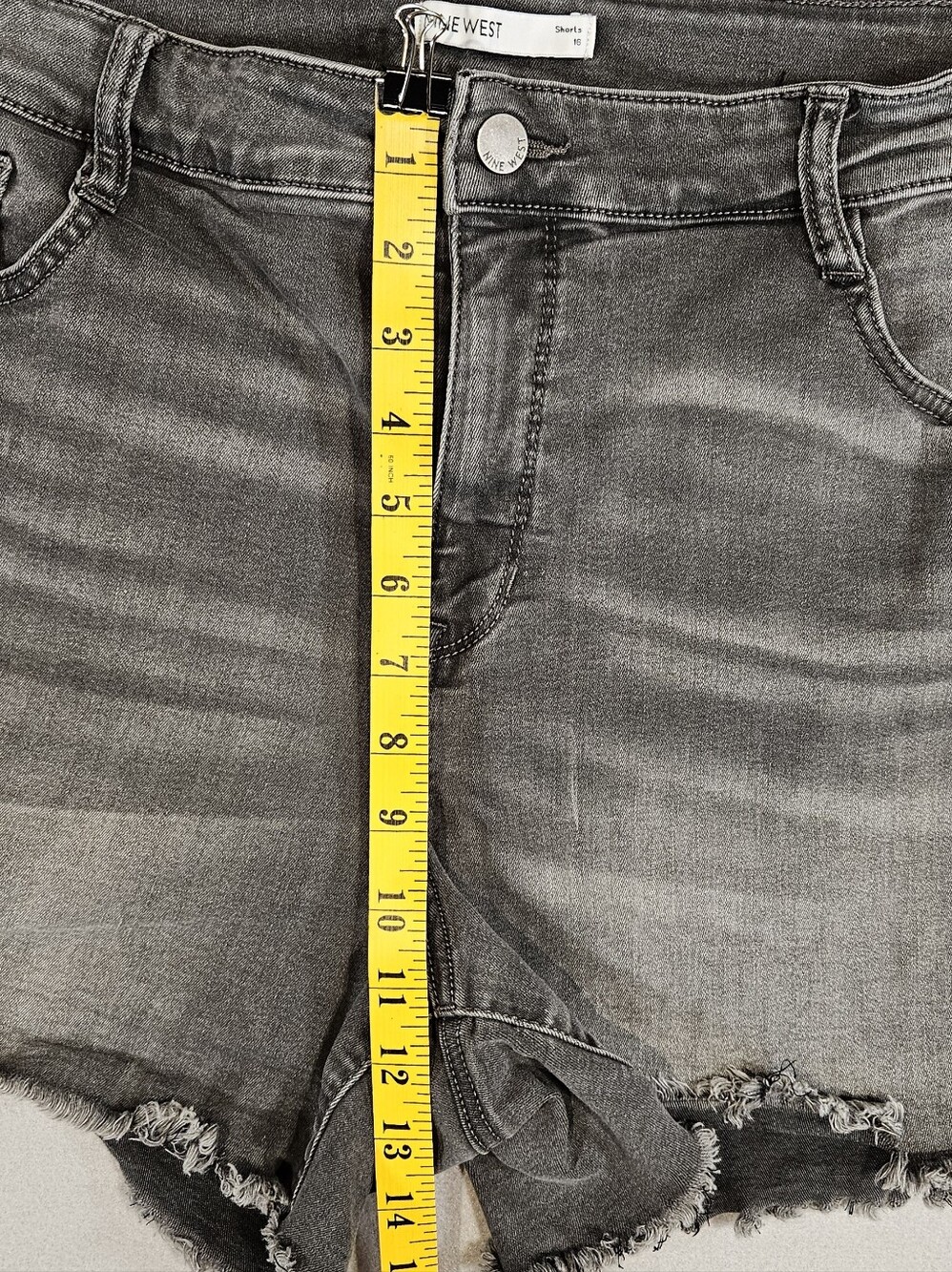 Nine West Women's Distressed Gray Wash Denim Shorts Size 16 With Raw Frayed Hem - Picture 5 of 11